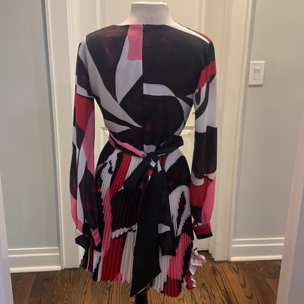 Chic Long Sleeve Dress with Abstract Red and Pink Design